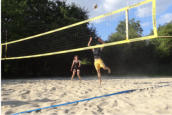 bei dem tollen Wetter aber lieber drauen beim Mitmachangebot Beach-Volleyball
